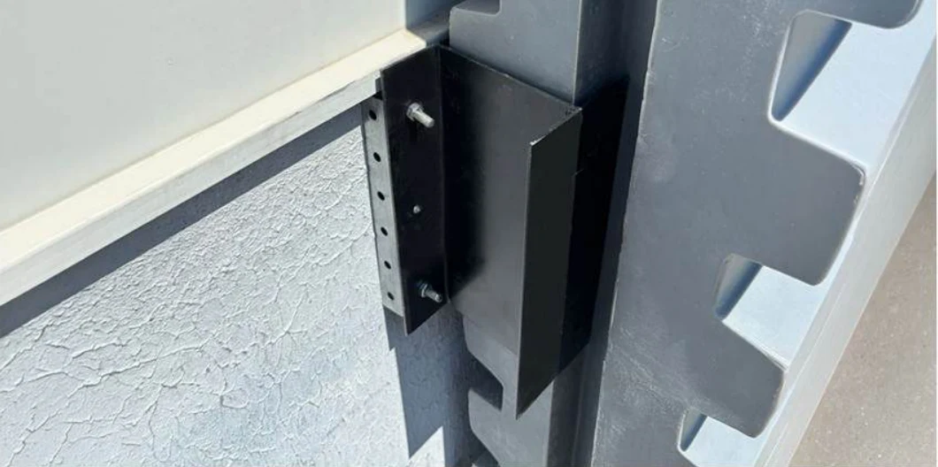 Perfil metálico en H acoplado al lateral del tanque
