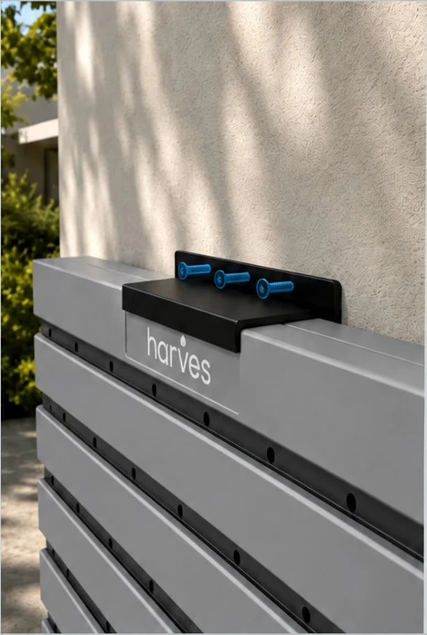 Detalle del soporte superior que fija Rainwater Wall a la pared